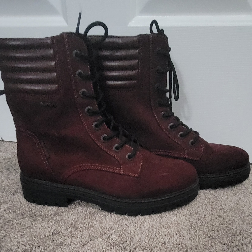 Plum colored women's size 11 Bench lace-up boots